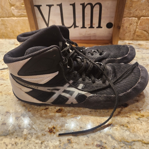 ASICS Men's Black Wrestling Shoes. With Head Guard And Knee Pad. - Picture 3 of 4